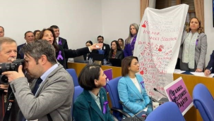 Bütçe görüşmelerinde kefenli protesto