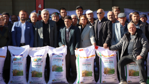Büyükşehir'den Kula'lı üreticilere tohum desteği