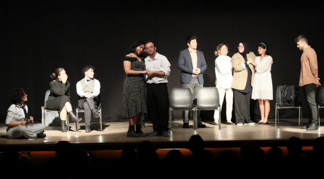 CBÜ öğrencilerin sergilediği çılgın dünya oyunu tiyatroseverlerden tam not aldı