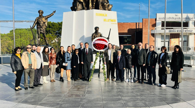 Çelenk sunum törenine eczacılarda katıldı