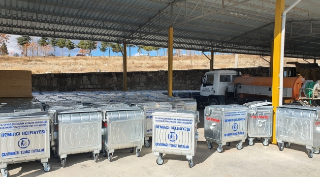  Çevre, şehircilik ve iklim değişikliği Bakanlığından Demirci belediyesine hibe çöp konteyneri