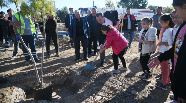 Daha bir yeşil Akhisar için başkan Dutlulu öğrencilerle ağaç dikimine katıldı