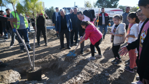Daha bir yeşil Akhisar için başkan Dutlulu öğrencilerle ağaç dikimine katıldı