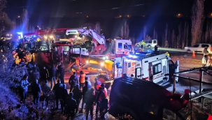 Devrilen çekicinin altında kalan polislerden 1'i şehit oldu biri yaralandı 