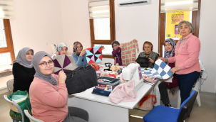 Kadınlar hen öğreniyorlar hem eğleniyorlar