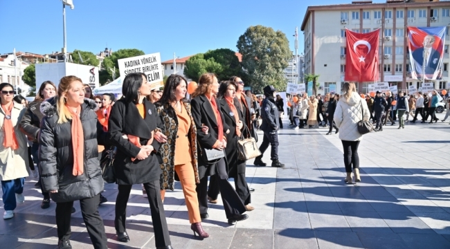 Kadınlar 'kadına yönelik şiddete birlikte dur diyelim"yürüyüşü 