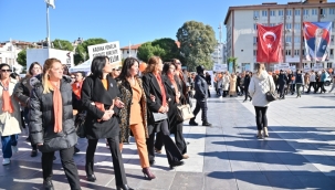 Kadınlar 'kadına yönelik şiddete birlikte dur diyelim"yürüyüşü 