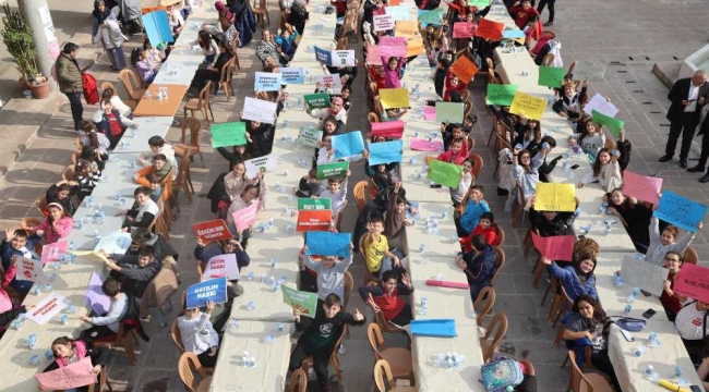 Kent konseyi çocuk meclisi üyeleri "göğü iten kuş" oyununu izledi