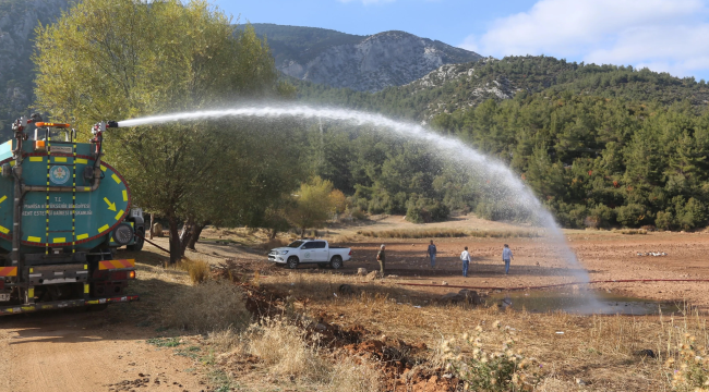 Manisa'da kuruyan Sülüklü göl'e taşıma su ile takviye