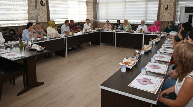 Özlem Okur, merkez mahalle muhtarlarının eşleriyele buluştu