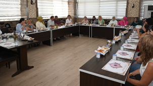 Özlem Okur, merkez mahalle muhtarlarının eşleriyele buluştu