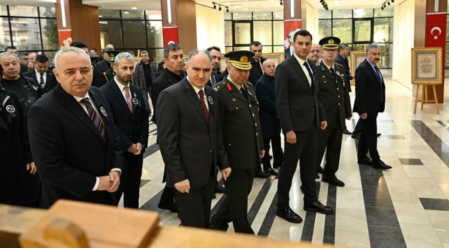 Vali Özkan "Atatürk fotoğrafları" sergisini gezdi