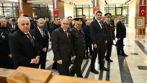 Vali Özkan "Atatürk fotoğrafları" sergisini gezdi