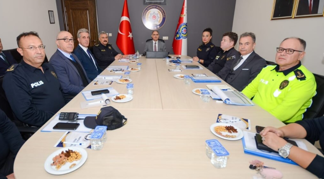 Vali Özkan emniyet müdürlüğünü ve il jandarma komutanlığını ziyaret etti
