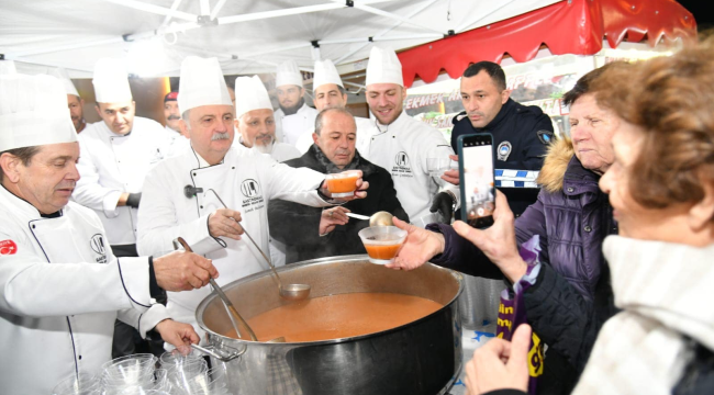 Başkan Balaban vatandaşlara şifalı tarhana çorbası ikram etti
