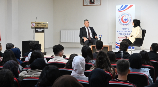 Başkan Okur kariyer günleri öğrencilerle buluştu