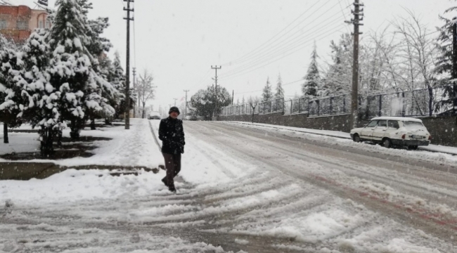 Demirci'ye yılın ilk karı düştü