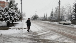 Demirci'ye yılın ilk karı düştü