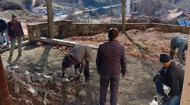 Fundacık mahallesinde imece usulü taş döşeme