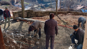 Fundacık mahallesinde imece usulü taş döşeme