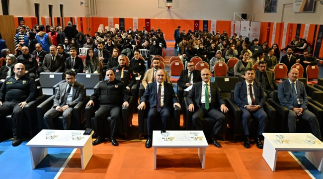 Genclerle buluşan vali Özkan,'"gençler artık yönlendirici pozisyondalar"