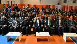 Genclerle buluşan vali Özkan,'"gençler artık yönlendirici pozisyondalar"