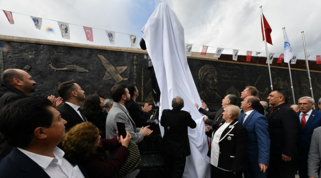 Heykel açılışına katılanlar''kalbimizdeki Atatürk sevgisi asla tükenmeyecektir''