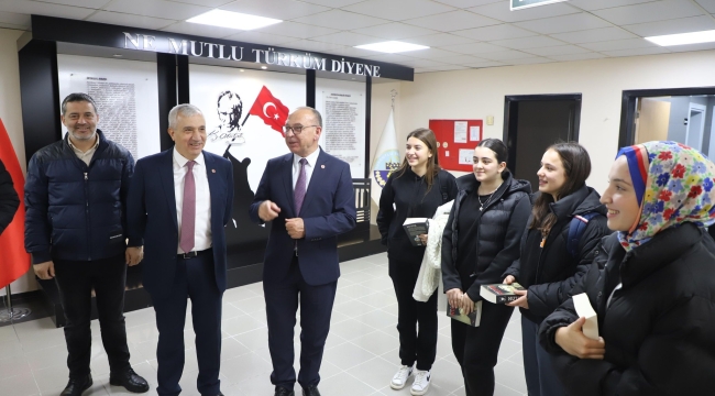 Kent konseyi gençlik meclisi üyeleri başkan Akın'ı ziyaret etti