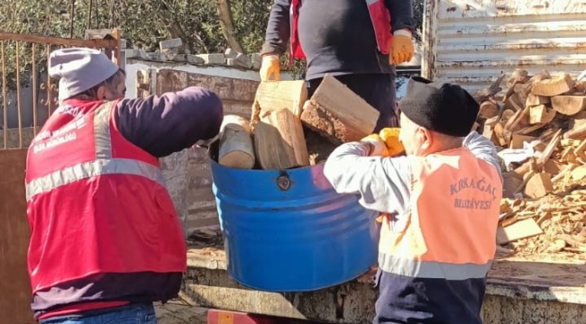 Kırkağaç'da belediye yoksul vatandaşlara odun dağıtımına başladı