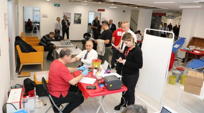 Müdür Öztürk ve personel birbirimize candan bağlıyız kan bağışına katıldı