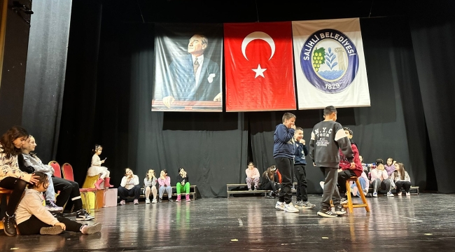 Salihli'de çocuklara özel sanat kursları devam ediyor