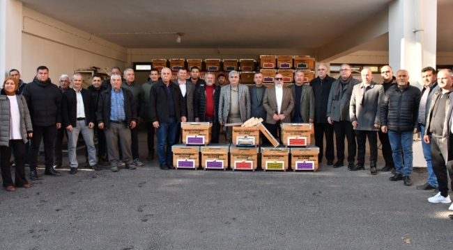 Salihli ve Selendi'de bal üreticisine kovan yardımı
