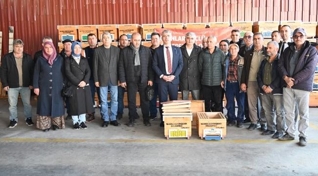 Soma'da bal üreticilerine 190 kovan dağıtıldı