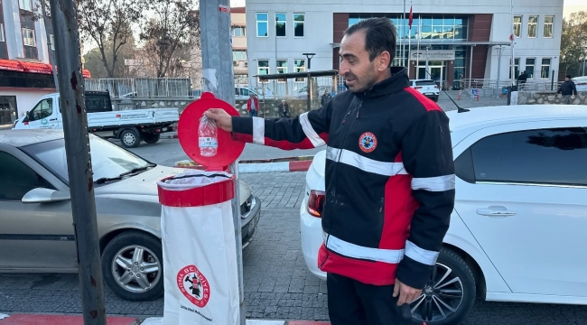 Soma'da temassız çöp poşeti uygulaması başladı