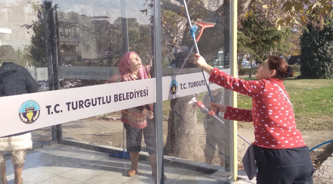 Vandalizm yanlısı kişilerin saldırısına uğrayan servis durakları yenilendi