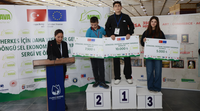 Yarışmada dereceye giren öğrenciler ödüllerini aldı