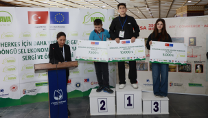 Yarışmada dereceye giren öğrenciler ödüllerini aldı