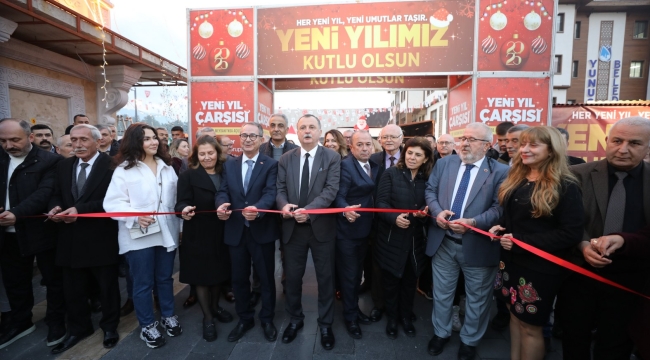 Yeni yıl çarşısının açılışını yapan başkan Balaban''Manisalı esnafımızın onayını aldık''