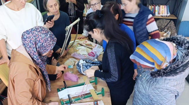 Yunusemre kent konseyi kadın meclisi üyeleri halı dokudu