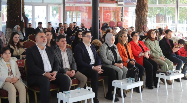 Akhisar'da Emine Gülle yeniden AKP ilçe kadın kolları başkanı 