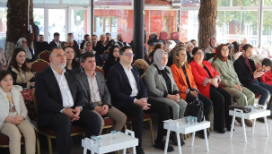 Akhisar'da Emine Gülle yeniden AKP ilçe kadın kolları başkanı 