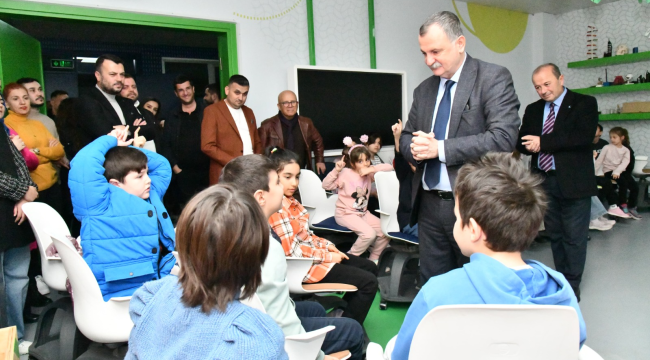 Başkan Balaban bilim şenliğinde eğitmenlerin sunduğu şovunu izledi