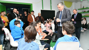 Başkan Balaban bilim şenliğinde eğitmenlerin sunduğu şovunu izledi