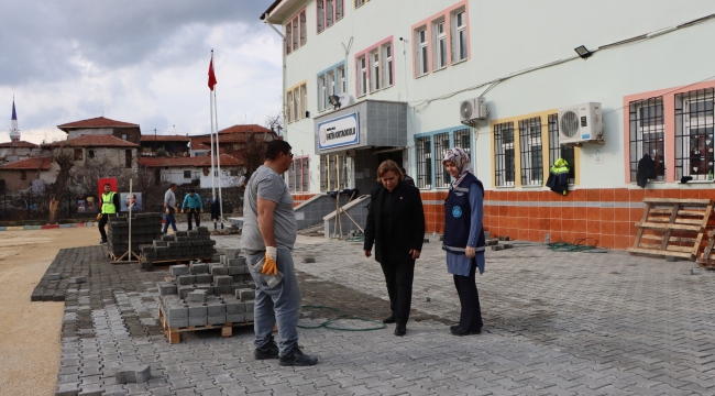 Belediye öğrencileri çamurdan kurtardı