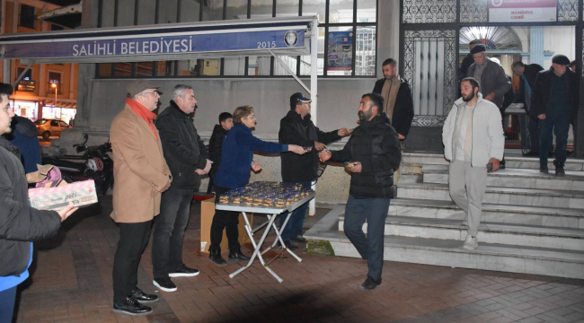 Belediye camilerde vatandaşlara kandil simidi ikram etti