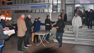 Belediye camilerde vatandaşlara kandil simidi ikram etti