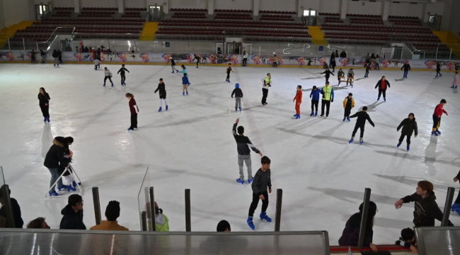Büyükşehir belediyesi,150 çocuğu buz pistinde buz pateni ile tanıştırdı