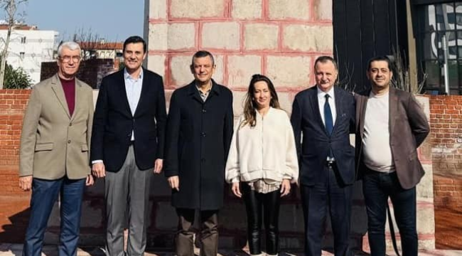 CHP lideri Atatürk heykelini ziyaret etti