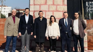 CHP lideri Atatürk heykelini ziyaret etti