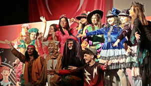 Çocuk şenliğinde çocuklar tiyatronun tadını çıkardı